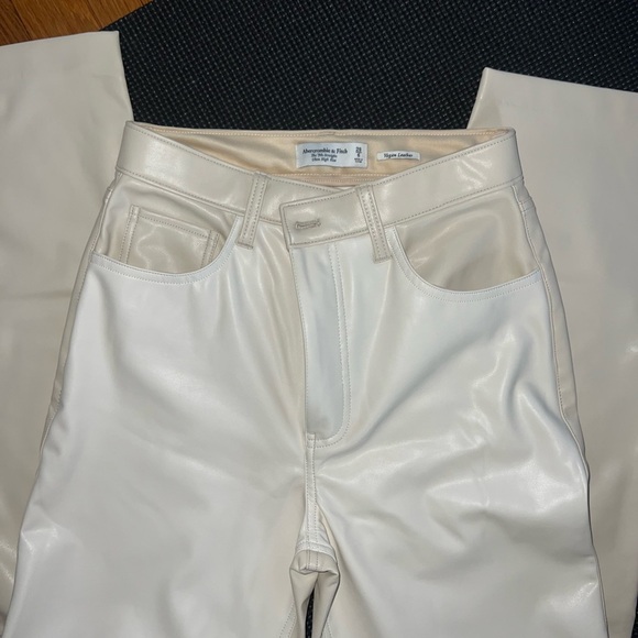 Abercrombie & Fitch 90’s Straight Ultra High Rise Vegan Leather Pants Size 28 - Picture 7 of 9